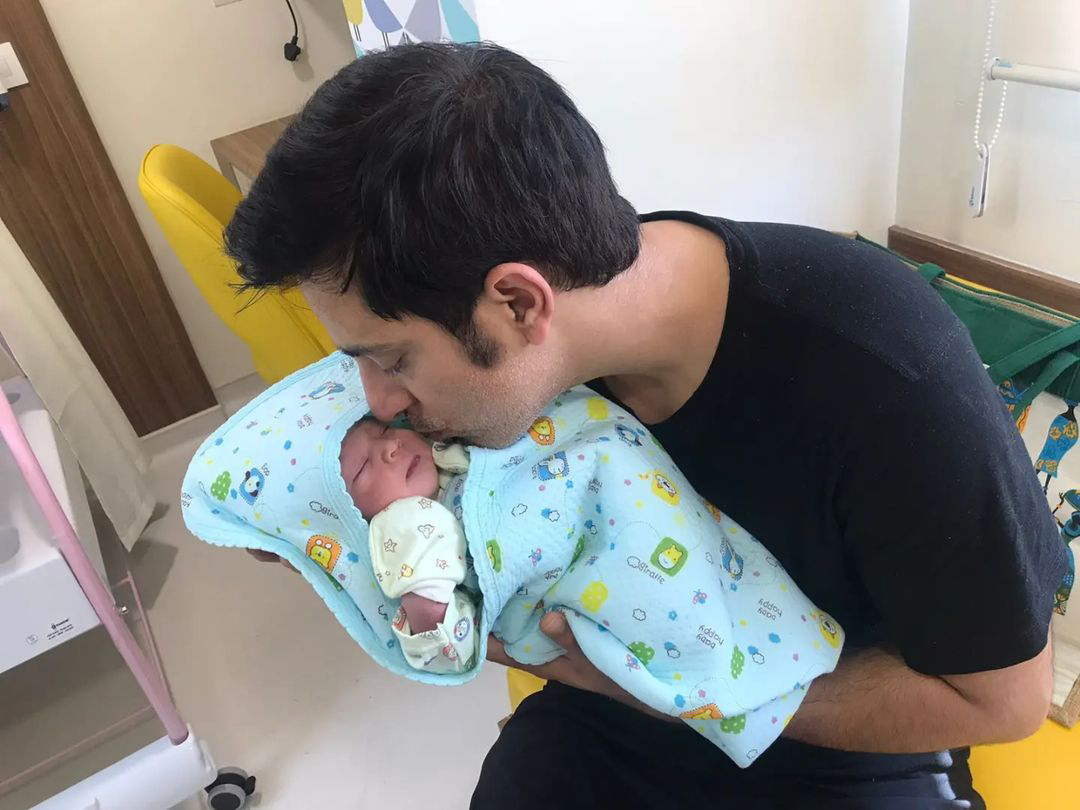 IIT Graduate Quits High Paying Job to Spend Time With Newborn Daughter, Internet Lauds the Decision