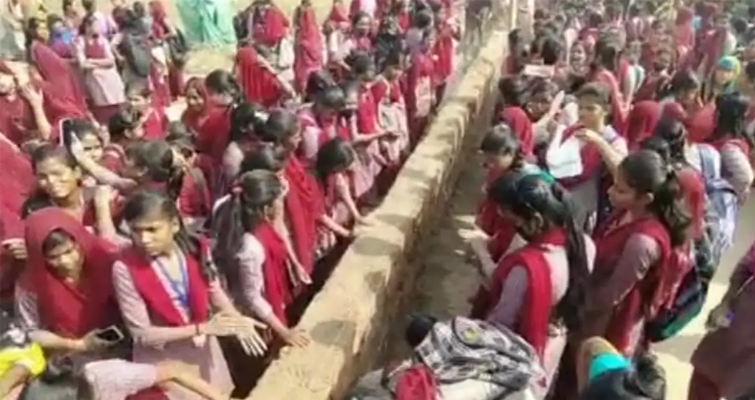 600 college girl students join hands, build boundary wall on their own in Odisha