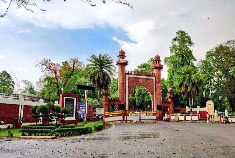 Clash Between Two Groups At Aligarh Muslim University | Campusvarta